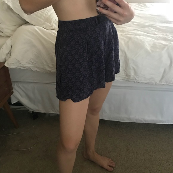 SOLD Urban Outfitters Kimchi Blue Floral Shorts - Picture 4 of 4